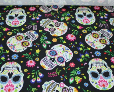 tecido preto com caveiras coloridas e flores pequenas