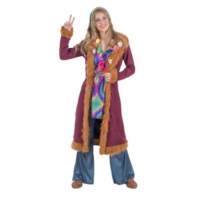 Mulher vestindo casaco comprido roxo com pelo castanho e roupa colorida