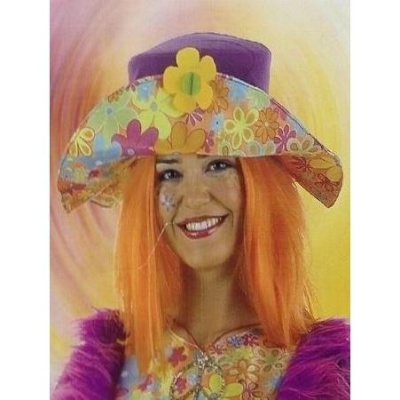 Chapéu colorido com padrão floral e laço roxo