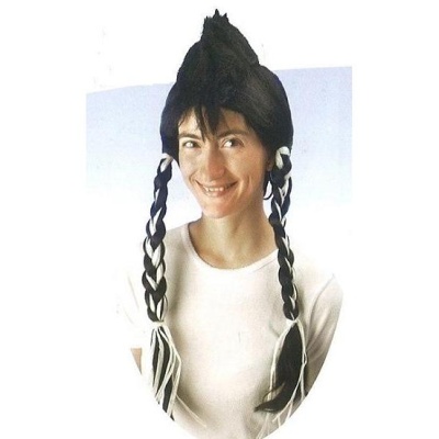 Pessoa usando peruca preta com tranças longas em tecido