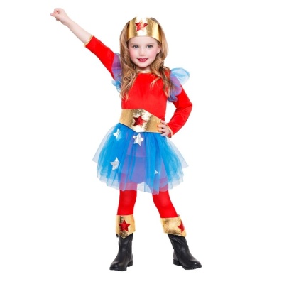 Menina com fantasia de super-heroína colorida em fundo branco