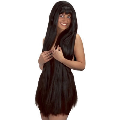 Mulher com peruca longa preta lisa e franja sobre fundo branco