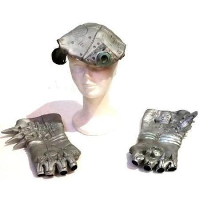 Conjunto de capacete e luvas estilo robótico cinza metálico sobre cabeça de manequim