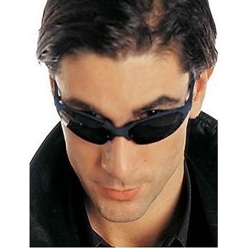 Óculos de sol pretos em homem com cabelo escuro e roupa preta