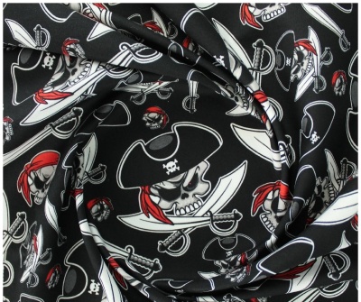 tecido preto com padrão de caveiras de pirata e espadas