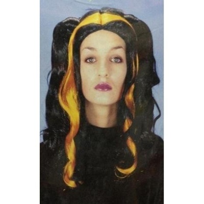 Peruca preta e amarela em manequim