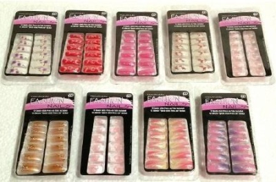 Dez conjuntos de unhas postiças coloridas em embalagens plásticas negras com detalhes rosa.