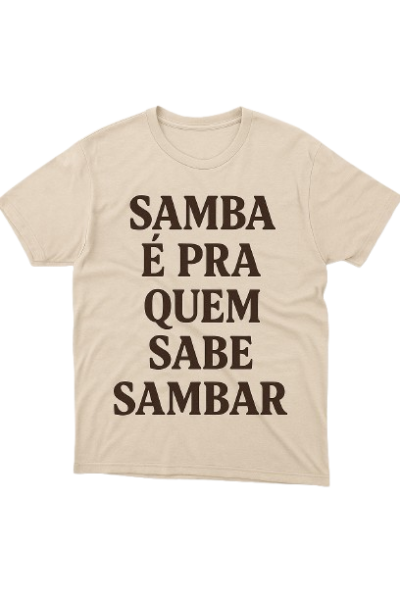 T-shirt bege com texto castanho escuro; gola redonda.