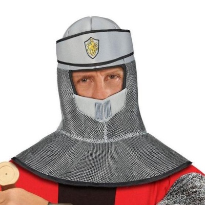 Capacete medieval cinza com rede metálica e escudo amarelo no centro