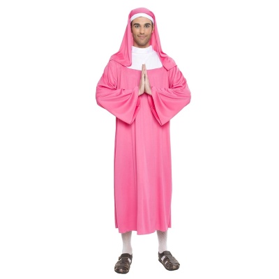 Homem com fantasia de freira rosa em fundo branco