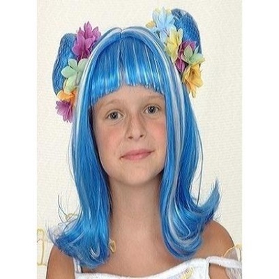 Menina com peruca azul e flores decorativas