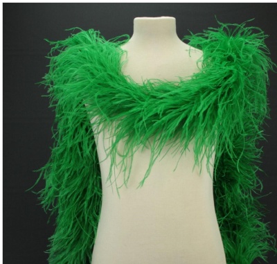 Lenço verde com plumas em manequim branco