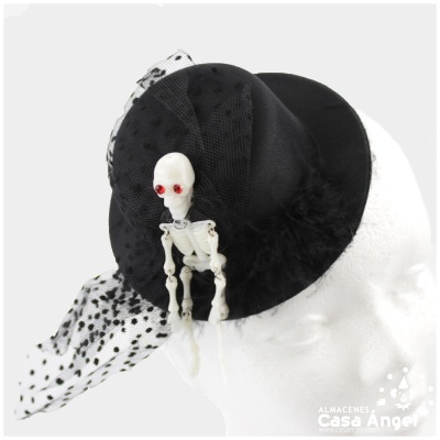 Chapéu preto com esqueleto decorativo e tule de pontos
