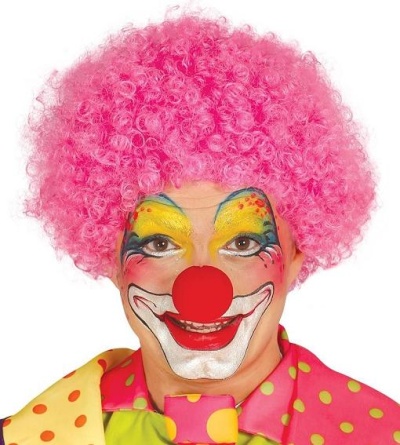 Peruca rosa cacheada de palhaço com maquilhagem colorida e camisa rosa com bolinhas amarelas