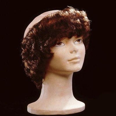 Cabeça mannequin com peruca castanha encaracolada em fundo preto