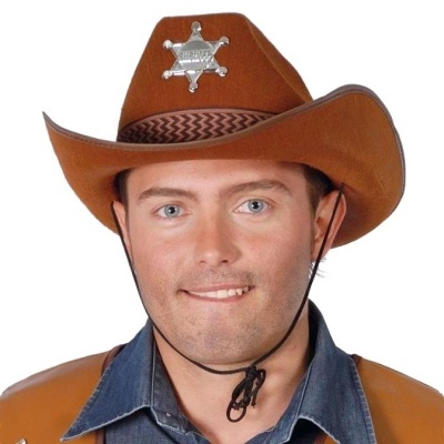 Homem com chapéu de xerife castanho e camisa azul escura