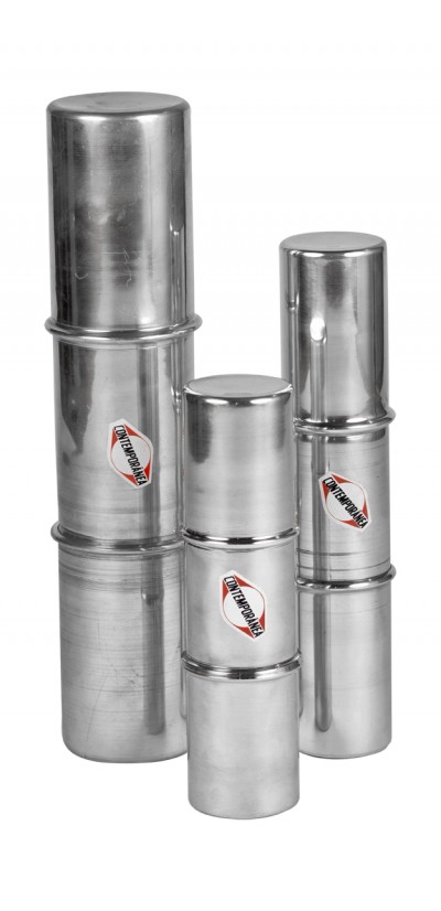 Três tubos metálicos cilíndricos prateados com etiquetas CONTEKPOWER