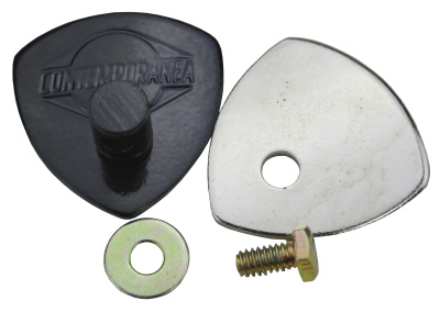 Conjunto de peças de metal e plástico, incluindo disco preto com palavra CONTEMPORANEA em relevo, disco metálico prateado e parafuso com arruela.