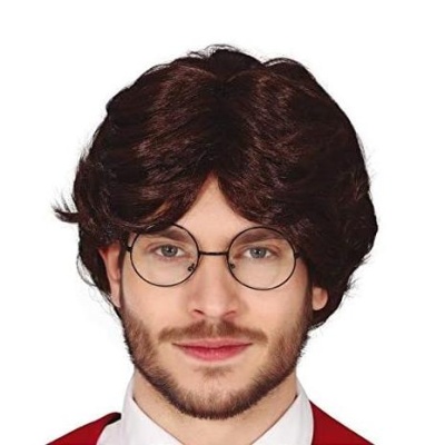 Homem com peruca castanho escuro ondulada e óculos redondos