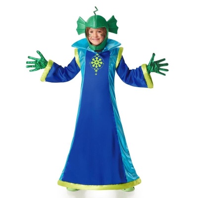 Criança com fato azul e verde brilhante com capacete decorativo