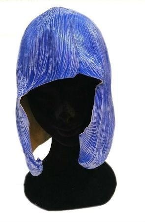 Peruca azul com textura em manequim preto