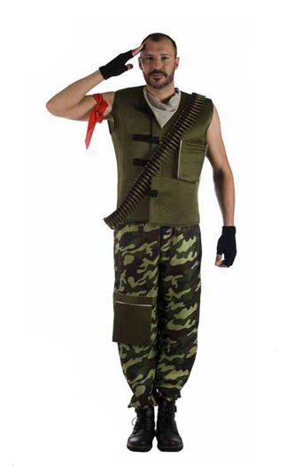 Homem com roupa militar camuflada, colete verde e bandoleira de balas.