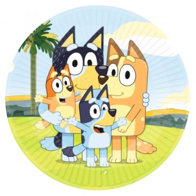 Ilustração circular de quatro personagens animados da série Bluey num fundo de exterior com palmeira e relva.