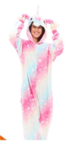pessoa com pijama de unicórnio colorido com estrelas e capuz