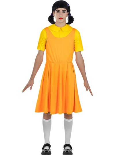 Pessoa usa fantasia com vestido laranja, blusa amarela, meias brancas e sapatos pretos