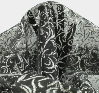 Tecido transparente preto com padrão arabesco prateado