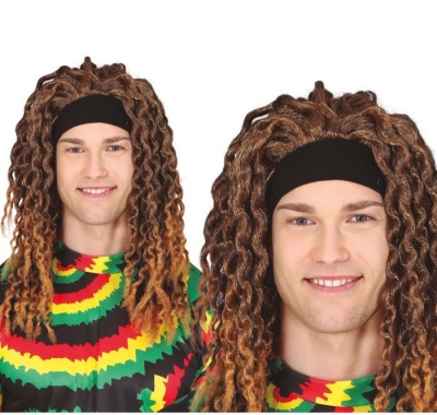 Peruca com dreadlocks castanhos e faixa preta usada por homem com camisa psicadélica colorida