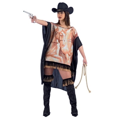 Mulher com vestido preto estampado com cavalo e chapéu de cowboy a segurar pistola de brinquedo e laço de corda.