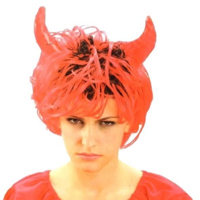 Mulher com peruca vermelha com cornos e blusa vermelha