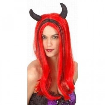 Mulher a usar peruca vermelha longa com chifres pretos e vestido roxo