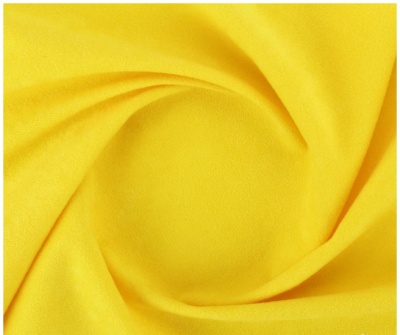 tecido amarelo liso com dobra em espiral