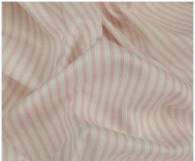 Tecido listrado creme e rosa claro com textura suave e riscas verticais