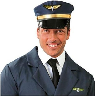 Homem com uniforme de piloto azul escuro com boné e emblemas amarelos