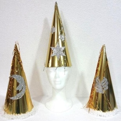 Três chapéus cônicos de festa dourados com detalhes prateados em glitter