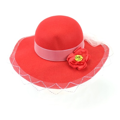 Chapéu feminino vermelho com flor e tule branco decorativo