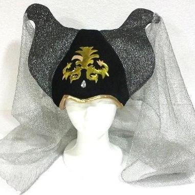 Chapéu preto com detalhe dourado e tecido transparente preto