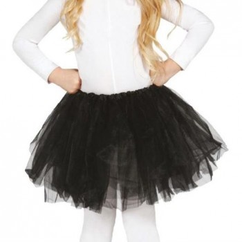 Saia de tule preta com várias camadas usada por criança