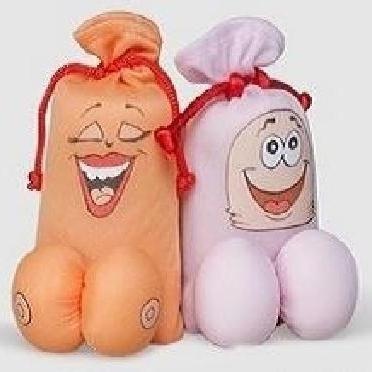 Dois bonecos de pelúcia em forma de pênis, um bege-laranja e outro rosa-claro, com expressões sorridentes.