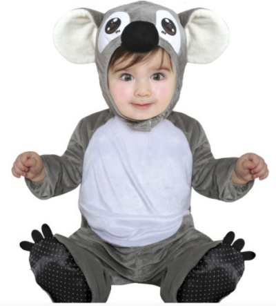 Criança com fato de peluche de animal cinzento e branco com capuz e pés antiderrapantes.