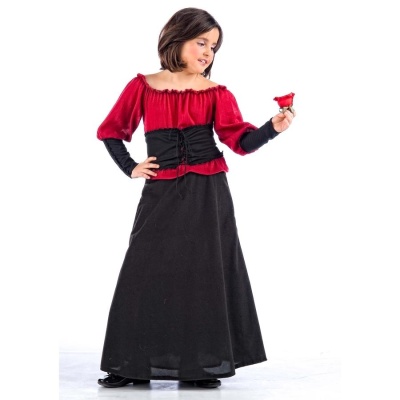 Menina com vestido vermelho e preto segurando uma flor