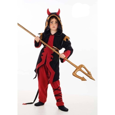 Criança com fantasia de diabo preta e vermelha com tridente dourado.