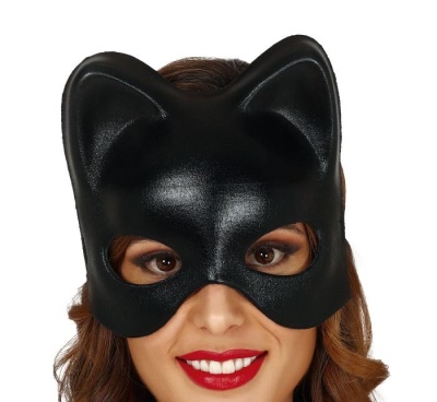 Máscara preta de gato em rosto feminino com batom vermelho