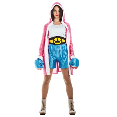 Mulher com roupa de boxe rosa, azul e branca e botas bege em fundo branco