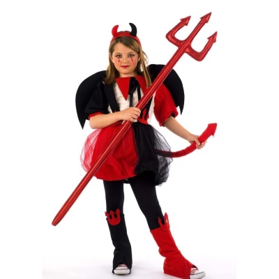 Criança em fantasia de diabo com acessórios em fundo branco
