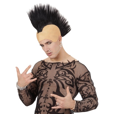 Homem com cabelo moicano e collant de rede preto com padrão tribal