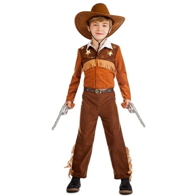 Criança com fato de cowboy castanho, chapéu e pistolas de brinquedo